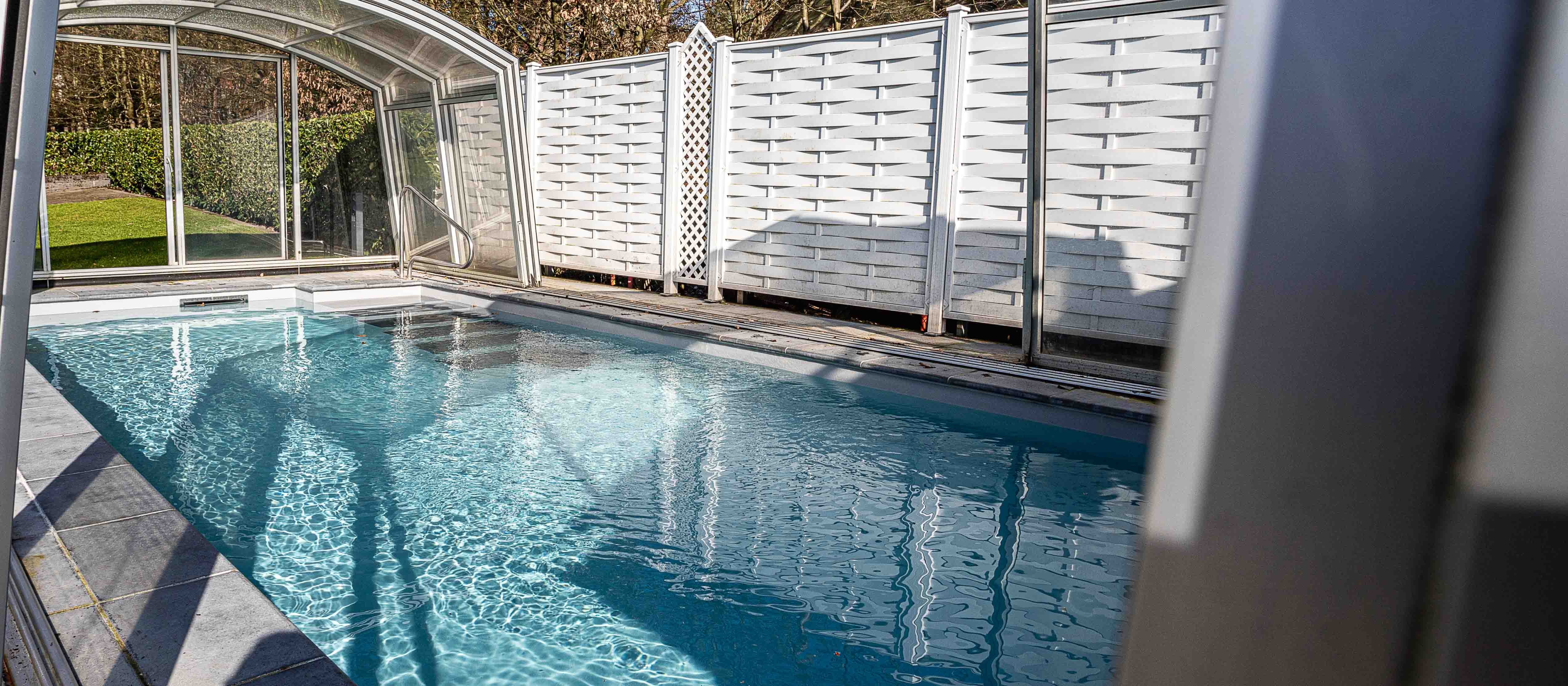 Poolrenovierung mit hellgrauer Folie